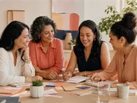 Cuatro mujeres latinas trabajan juntas en una sesión de estrategia