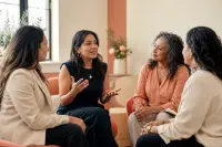 Cuatro mujeres latinas participan en una conversación de liderazgo