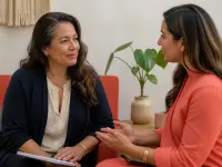 Dos mujeres latinas conversan durante una sesión de acompañamiento